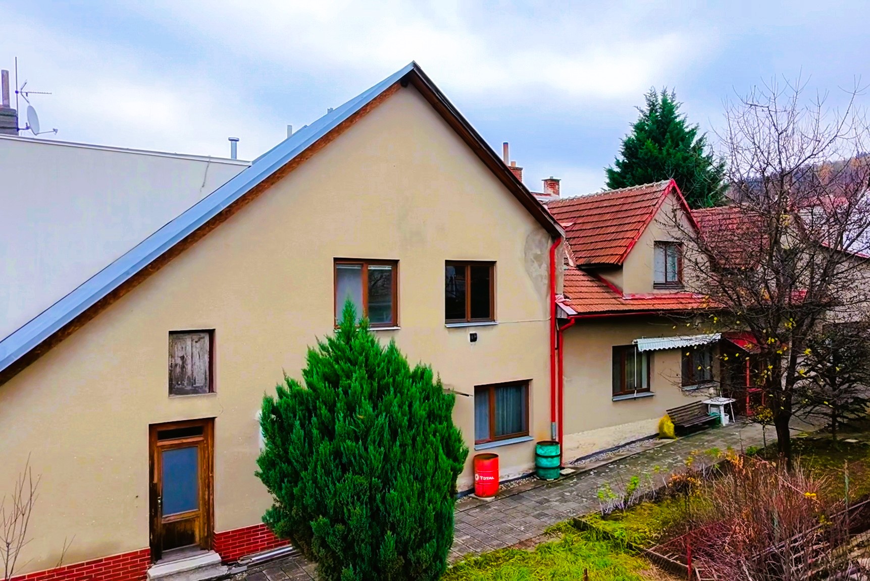 Dům 6+1 ve smíšené zóně s víceúčelovým využitím – Zlín, Prštné